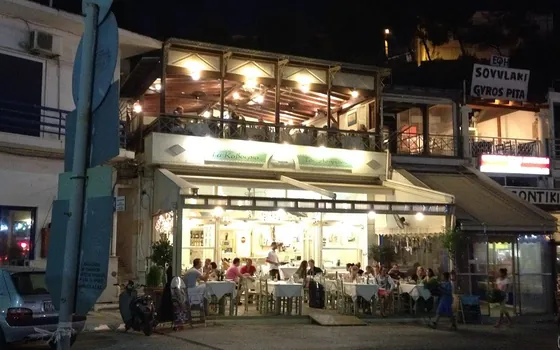 Ta Kavouria tou Asimaki seafood taverna opposite Rafina port at night